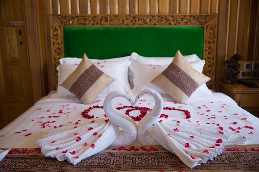 Mandalay Karaweik Mobile Hotel Room photo