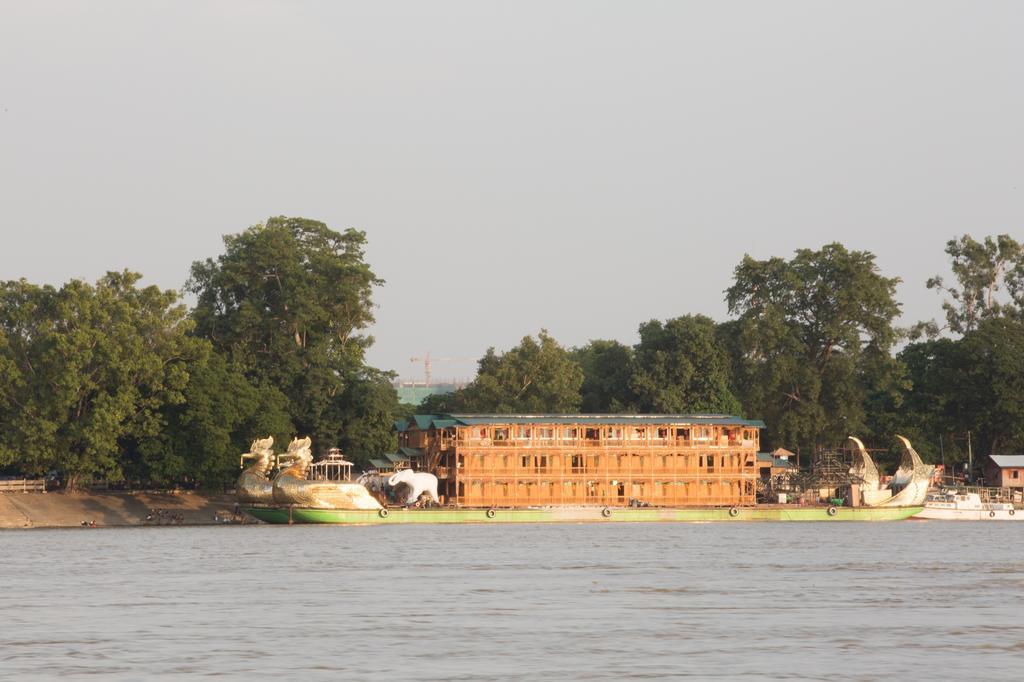 Mandalay Karaweik Mobile Hotel Exterior photo