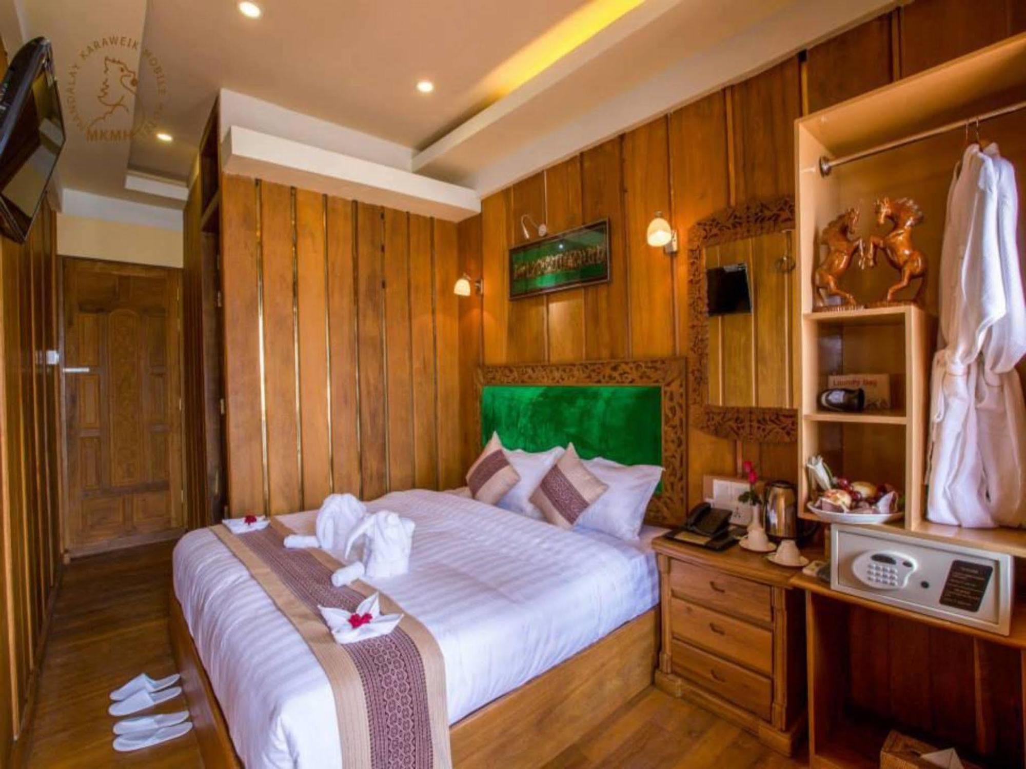 Mandalay Karaweik Mobile Hotel Exterior photo
