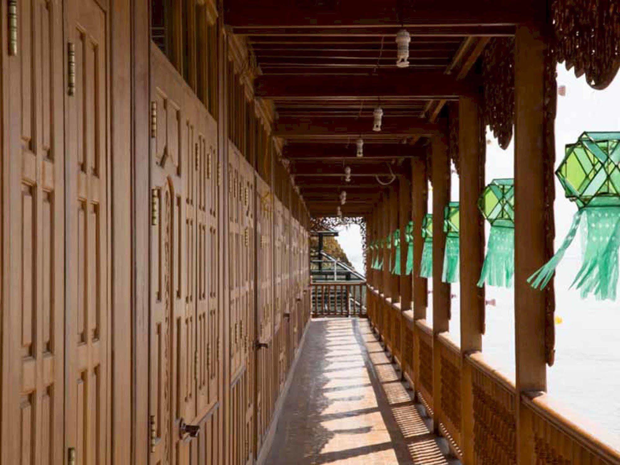 Mandalay Karaweik Mobile Hotel Exterior photo